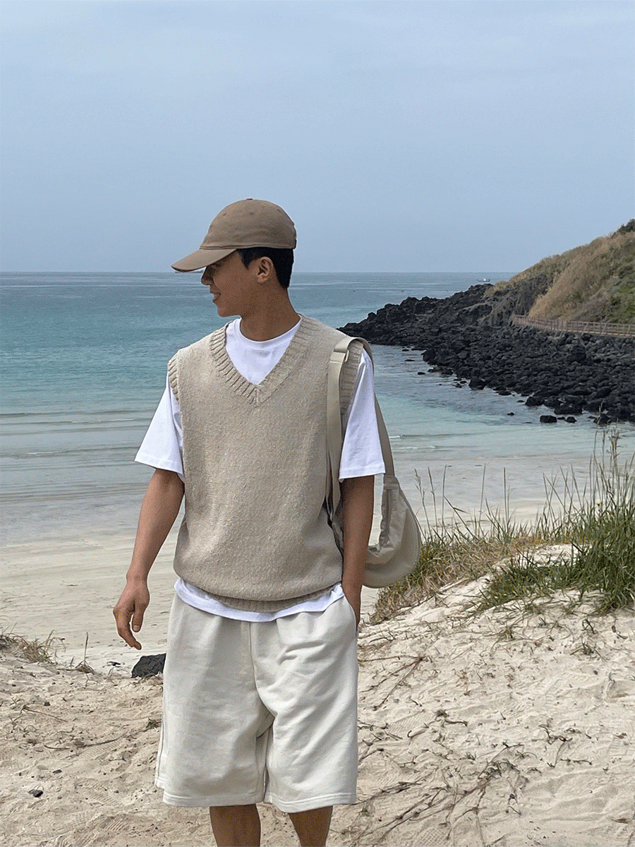 Rep boucle v-neck knit vest
